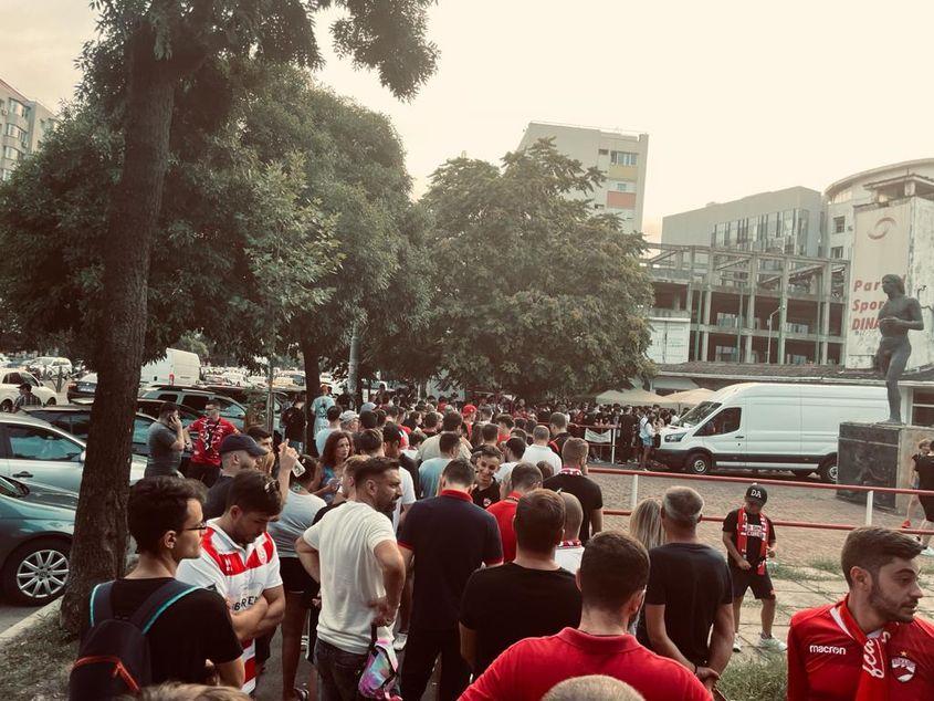 Au fost cozi la testare înainte de debutul lui Dinamo în nou sezon. România nevaccinată se vede la stadion.