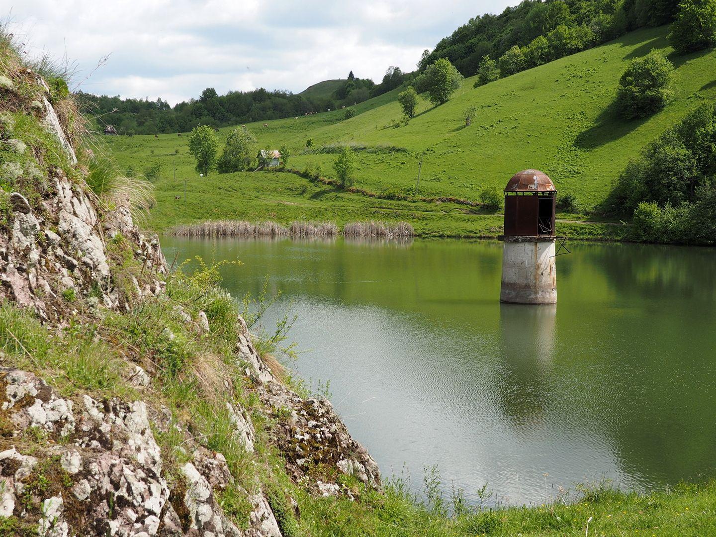 Tău de pe traseul tăurilor pe dealurile din jur, Roșia Montană