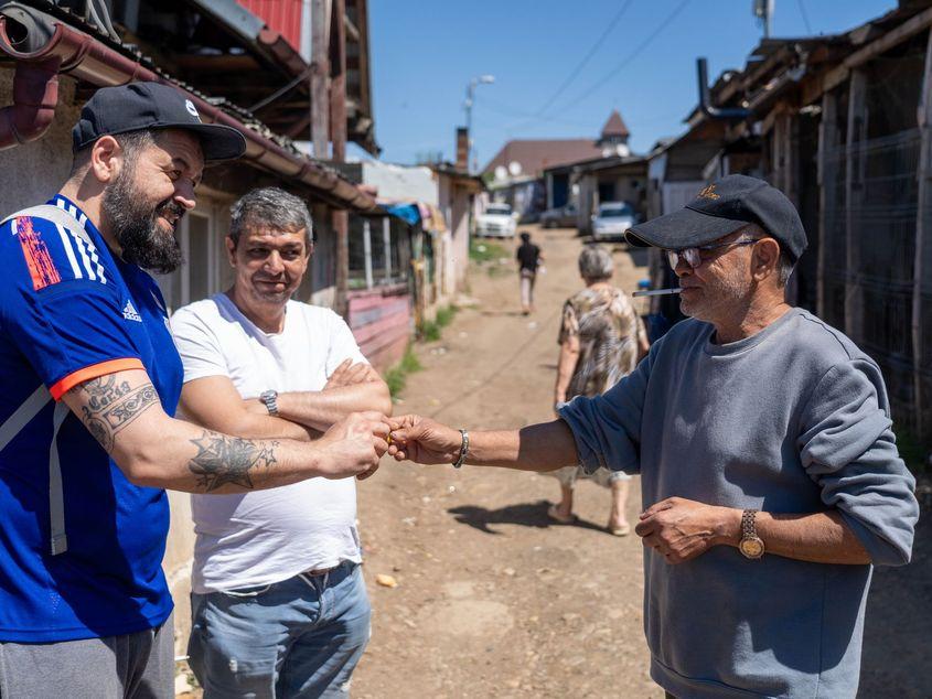 La Pata Rât, într-un fel de Poiană a lui Iocan, oamenii au vorbit despre opțiunile lor pentru candidatul suveranist. Foto: Raul Ștef