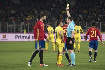 Pique, Adi Popa și un galben pentru mijlocașul nostru, pe care crainicul stadionului l-a anunțat ca și cum România ar fi deschis scorul, în hohotele tribunei.