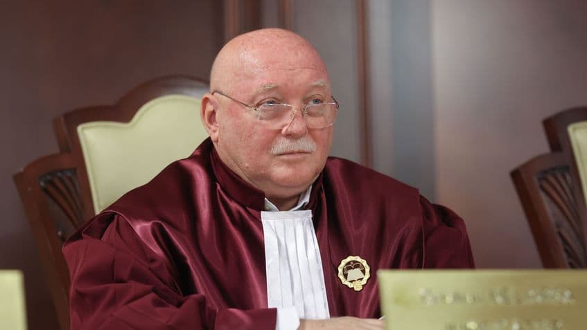 Judecătorul constituțional Cristian Deliorga a zburat cu două avioane private în luna iulie spre Nisa și Mykonos, în zborul spre insula grecească aflându-se în compania mai multor politicieni și oameni de afaceri. Foto: Inquam Photos / George Călin