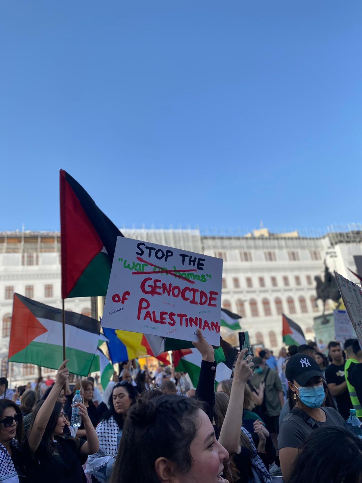 Protestul comunității palestiniene a avut loc sâmbătă, 21 octombrie, în Piața Universității. Foto: Luiza Popovici