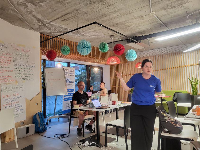 PressOne a petrecut zece ore la call center-ul de informare și asistență electorală. Foto: Teodora Munteanu