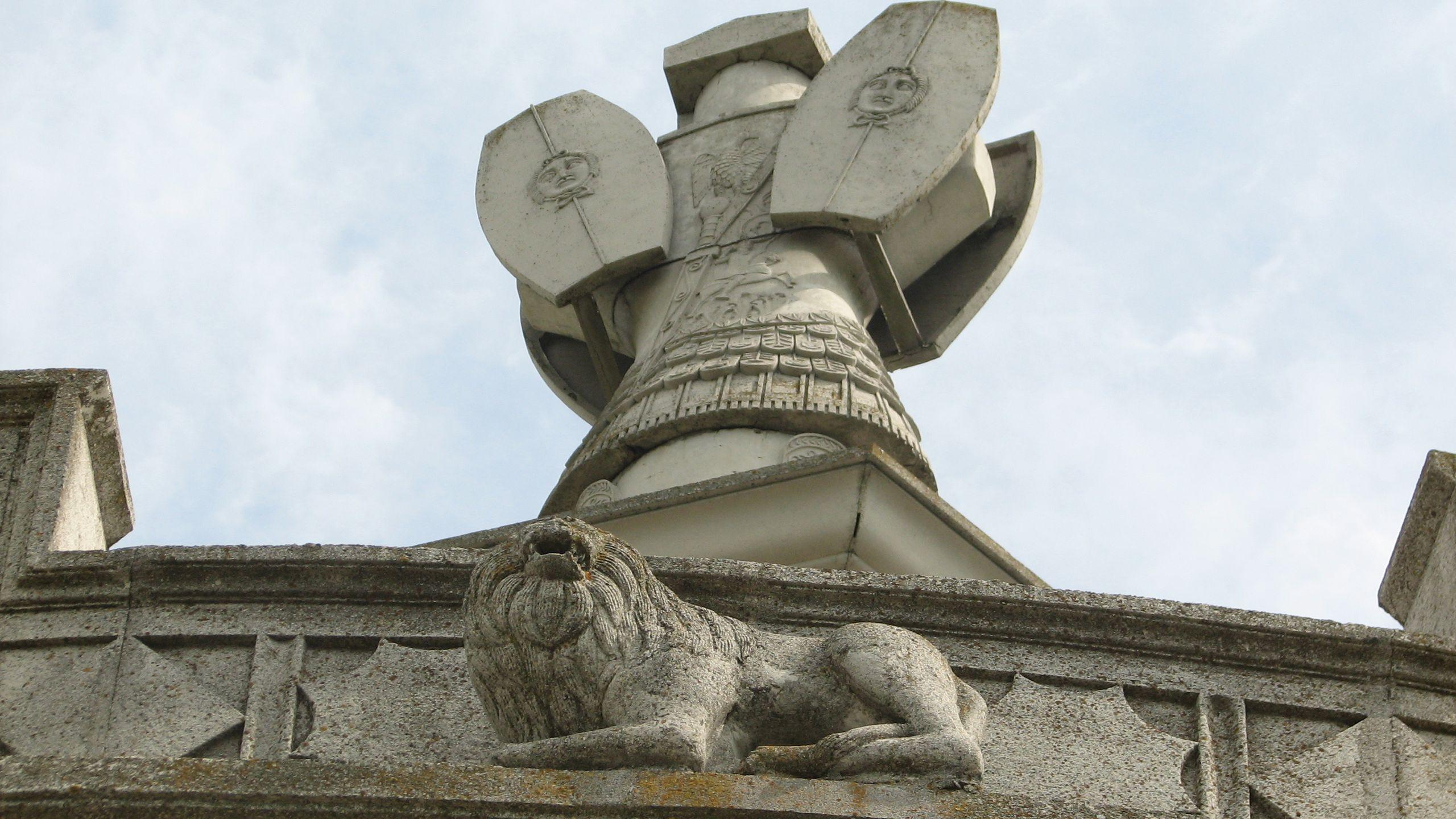 Dacă ajungi aici e cazul să vezi monumentul refăcut, măcar pentru a-ți face o idee de puterea statului roman de pe vremea aceea. Foto: Adrian Mihălțianu