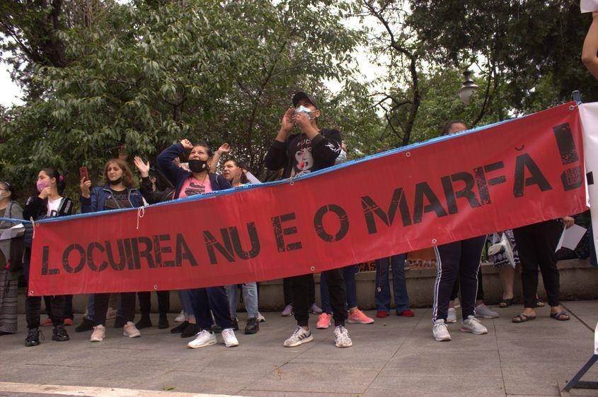 Unul din nenumăratele proteste pentru finalizarea construcției de locuințe sociale din cartierul Ghencea, care au avut loc în fața Primăriei Municipiului, în iunie 2021. Foto: Frontul Comun pentru Dreptul la Locuire