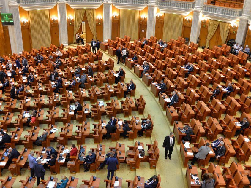 Sala de plen a Camerei Deputaților, aproape pustie în timpul şedinţei de miercuri, 6 aprilie. Foto: Lucian Muntean