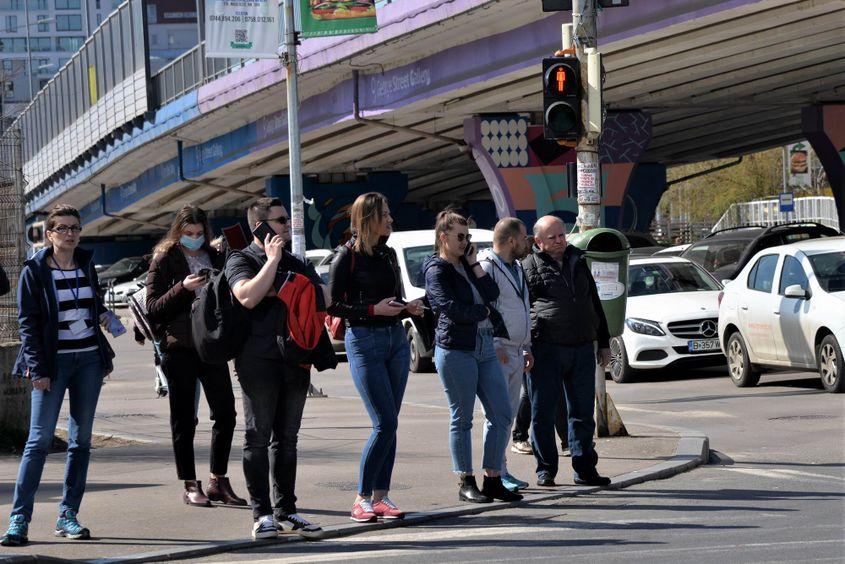Cât timp sute de mii de români se vor plimba nestingheriți pe străzi, eradicarea virusului va fi imposibilă. Se pare că va trebui să ne pregătim pentru cel de-al doilea scenariu. Foto: Lucian Muntean