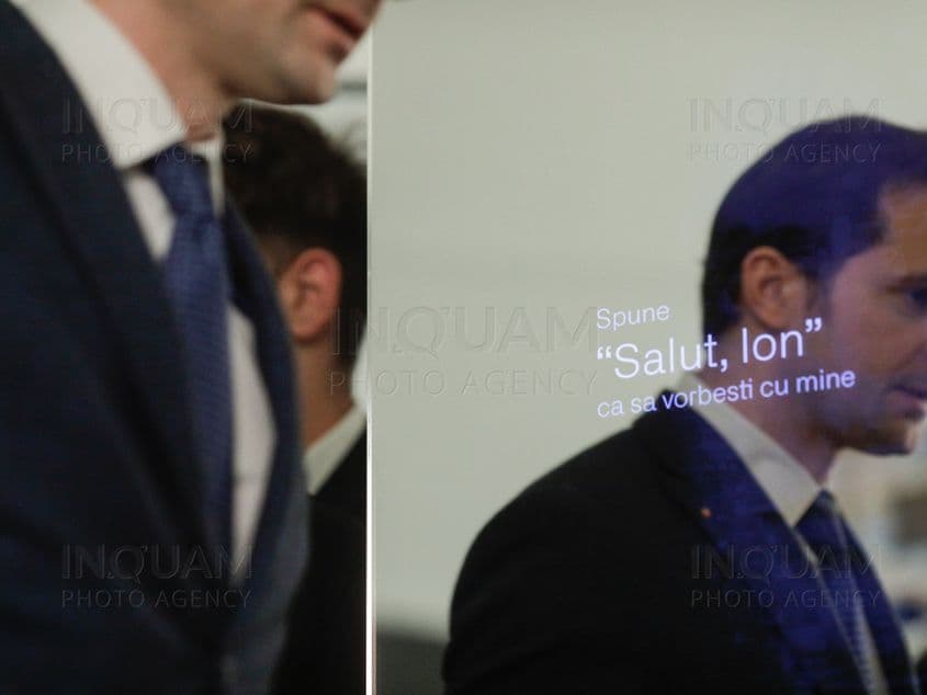 Robotul ION interacționează cu ministrul Burduja și elevii Colegiului Național Aurel Vlaicu din București, luni 13 martie 2023. Inquam Photos / George Călin