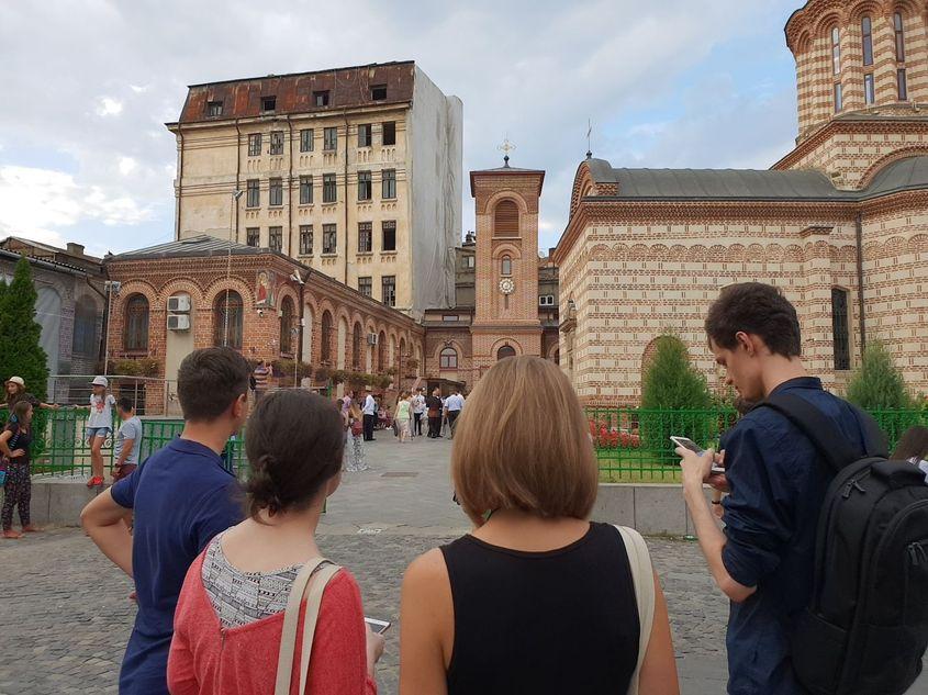 Cauți ceasul aurit, iar apoi găsești indiciul dorit pe biserica din dreapta – așa funcționează misiunile Questo.