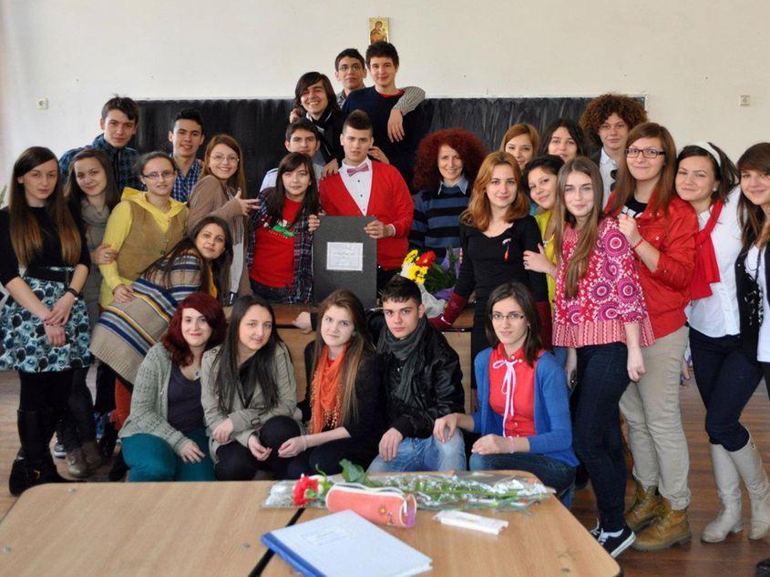 Manuela Prajea (cu pulover în dungi), în mijlocul elevilor săi. Foto: Arhiva personală