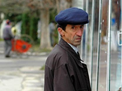 Orașul Victoria și cinci Dacii albe între niște blocuri