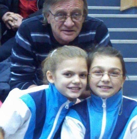 Antrenorul Cristian Enoiu cu Denisa şi o altă elevă de-ale sale.