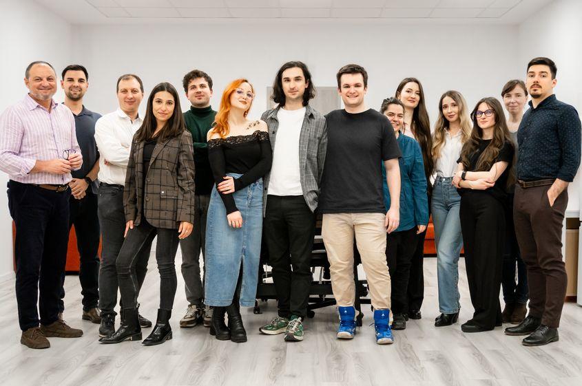 Echipa The Cat Health Company în formulă aproape completă. Mai lipsesc doar pisicile, și ele parte din echipă. Foto: Arhivă personală