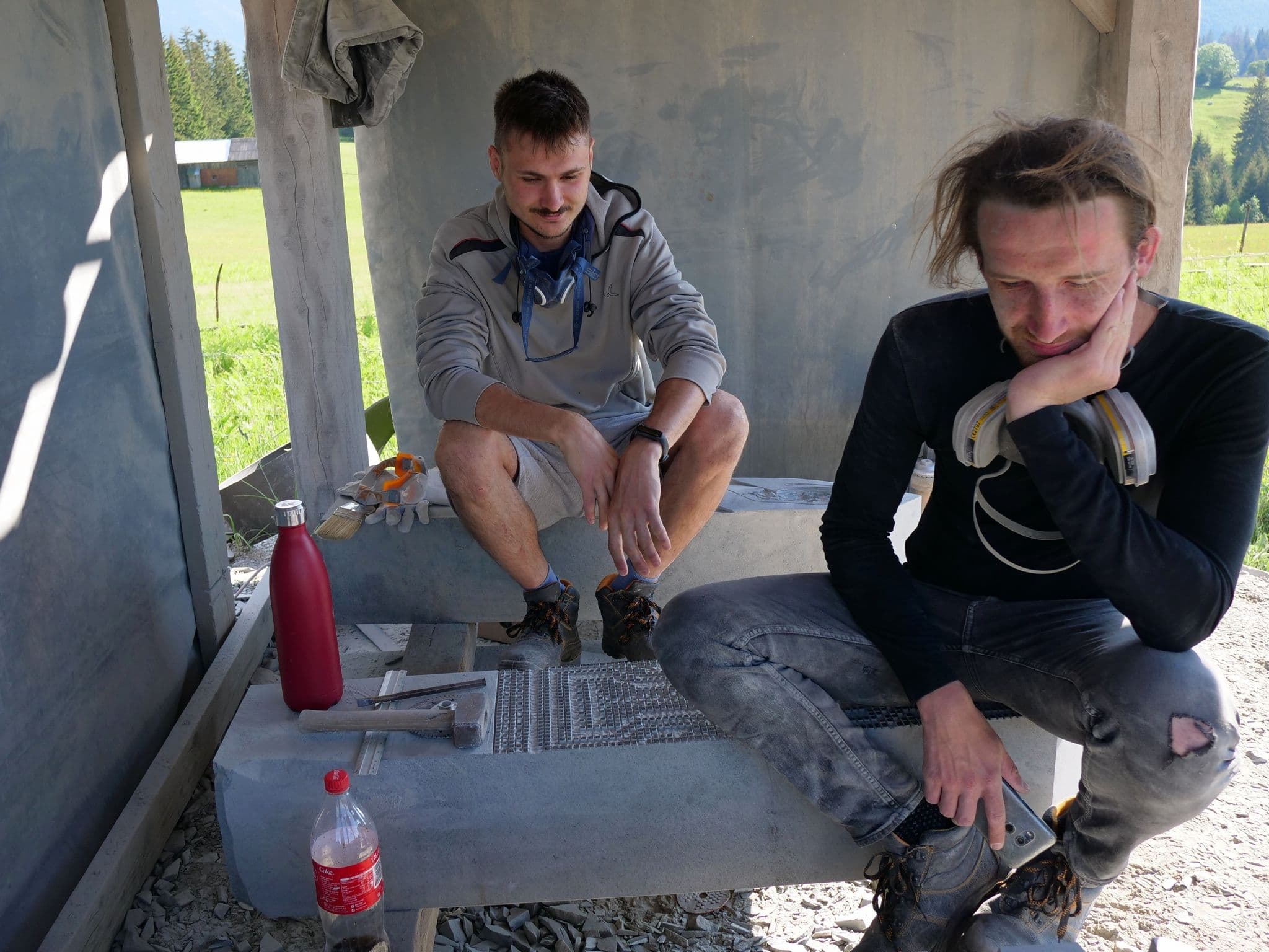 Alex și Andrei în micul lor atelier, povestind și respirând.