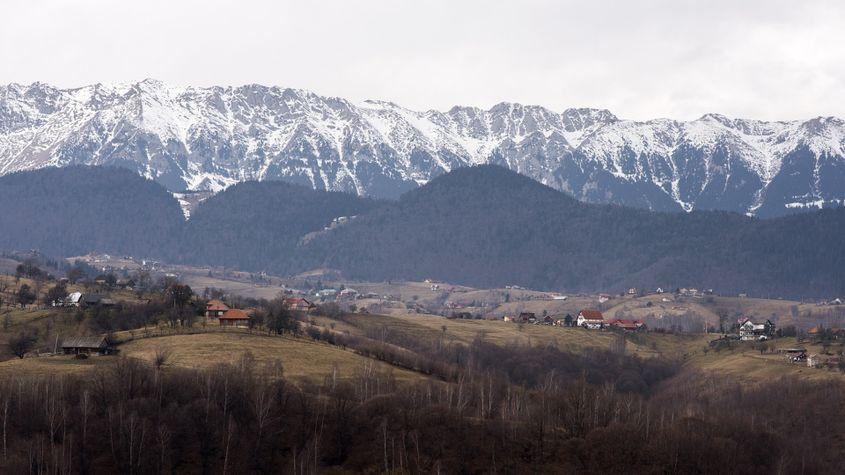 Masivul Piatra Craiului, văzut din Pasul Rucăr-Bran. Foto: Raul Ştef