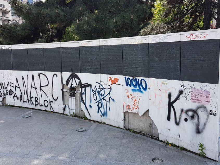 Așa arăta monumentul dedicat eroilor Revoluției din 1989 din București. Cam asta e măsura de respect pe care o avem, de fapt, pentru cei care au murit pentru libertatea noastră.