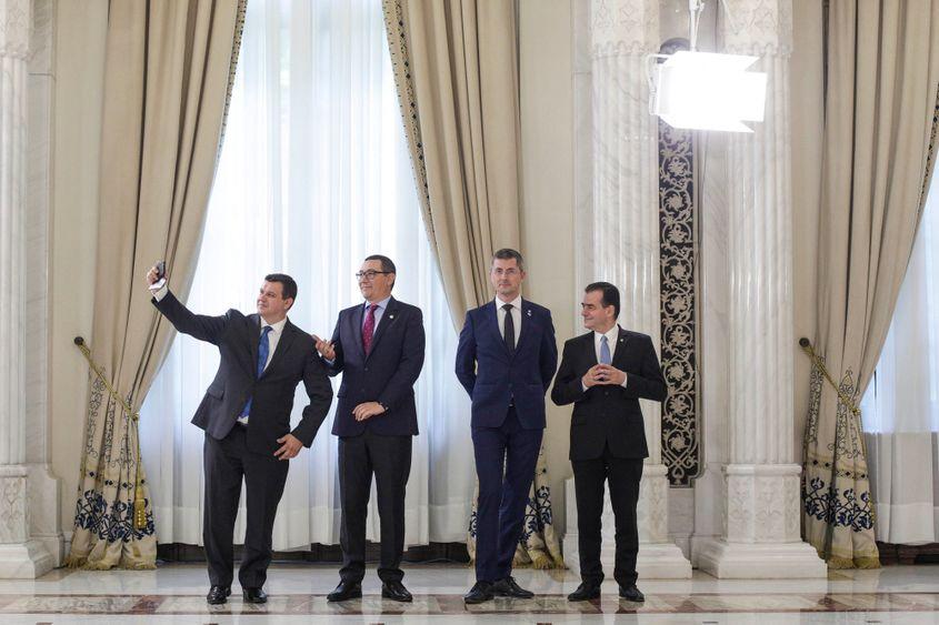 Eugen Tomac face un selfie de grup la ceremonia de semnare a Acordului Politic National pentru consolidarea parcursului european al Romaniei, in Bucuresti, joi 13 iunie 2019. Inquam Photos / Octav Ganea