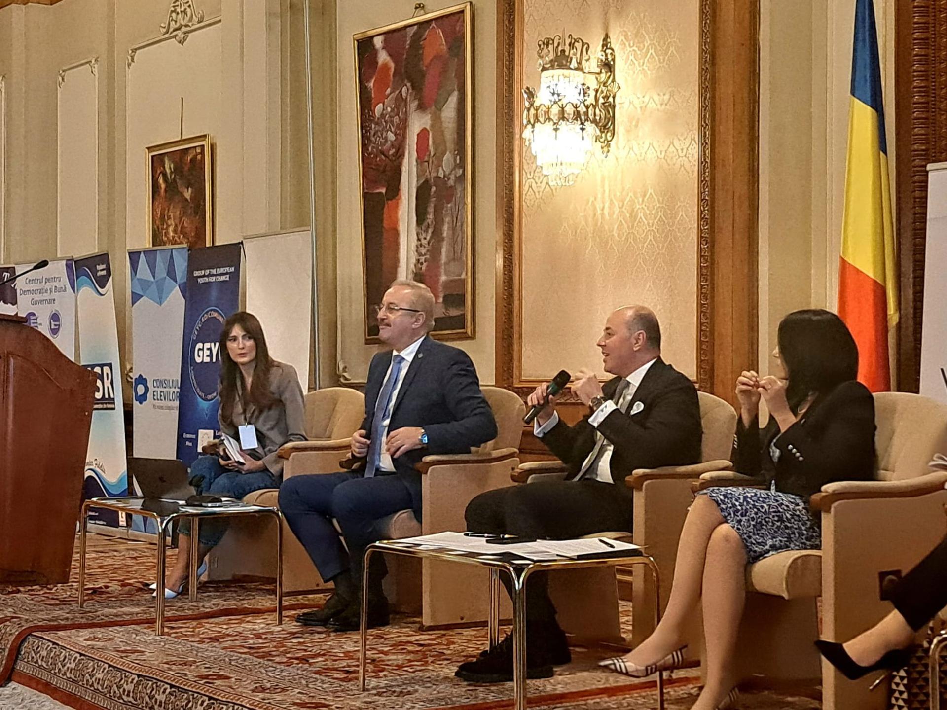 Vasile Dîncu(PSD) și Alexandru Muraru(PNL) la lansarea studiului „Tinerii din România în anul electoral 2024”, 3 aprilie 2024. Foto: Mălina Gîndu