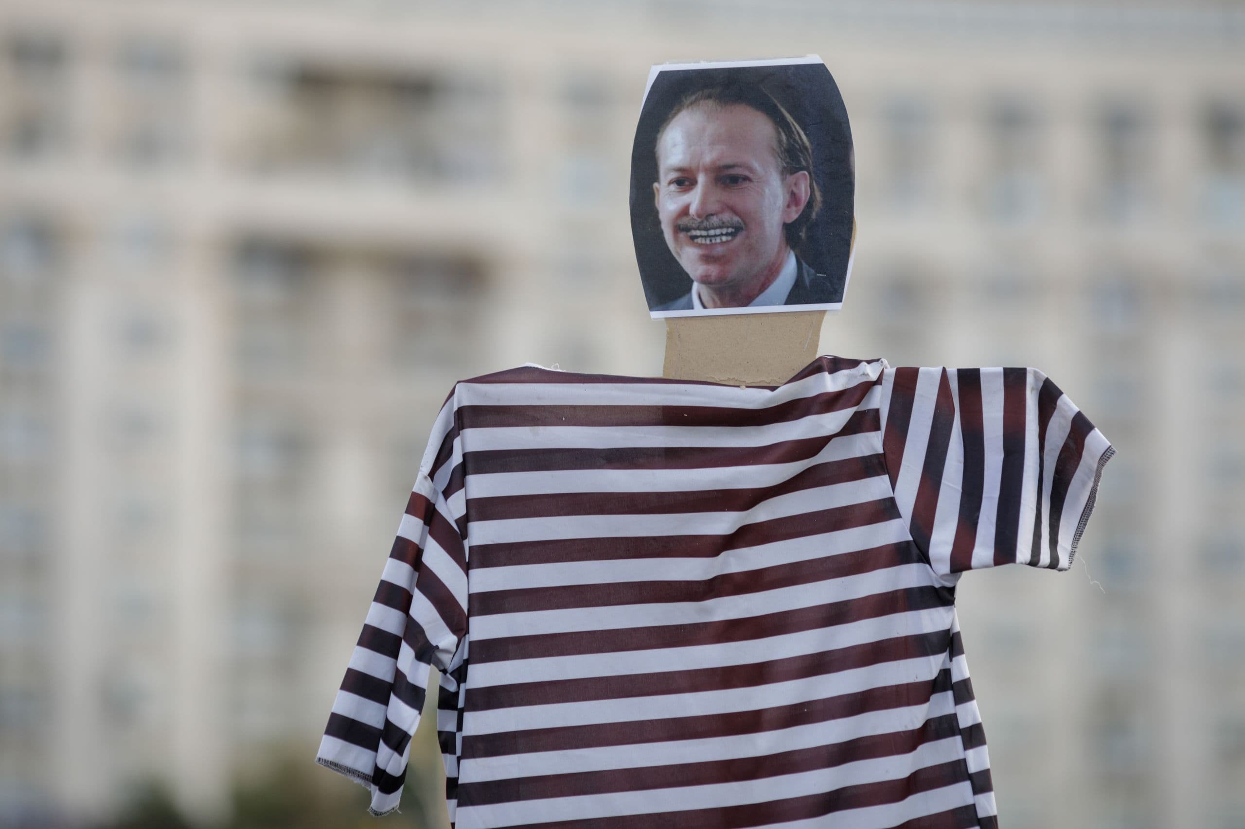 <meta charset="utf-8">Câteva zeci de persoane participă la protestul "Apărăm justiția, Cîțu demisia!" organizat pentru a cere demisa premierului în funcție, în București, 4 septembrie 2021. Inquam Photos / George Calin