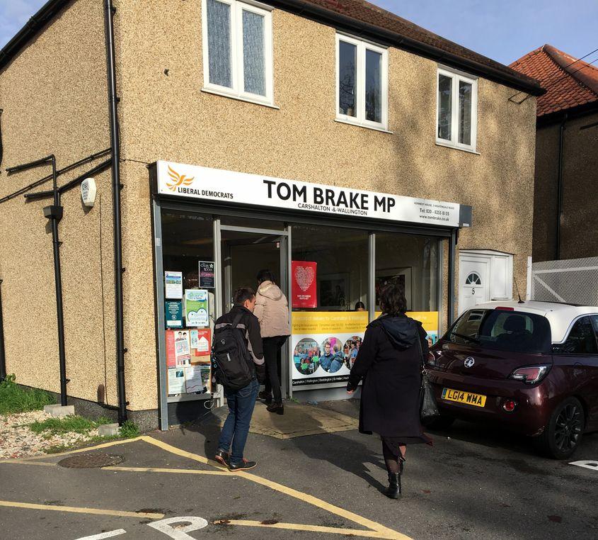 Intrarea în biroul parlamentar al lui Tom Brake.