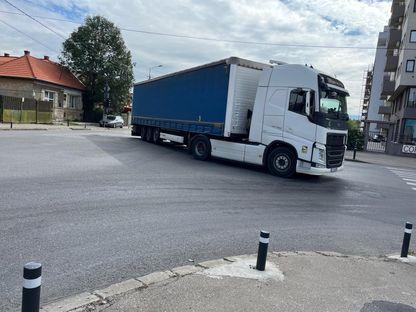 Imagine cu un TIR circulând pe artera Corneliu Coposu din Cluj-Napoca, 19 septembrie 2025