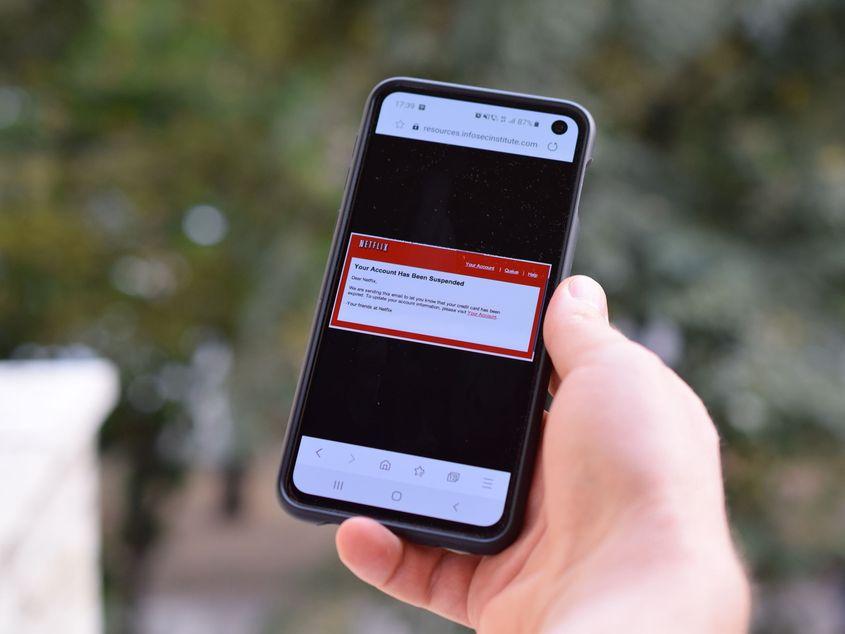 Când primești un anunț aparent oficial, ar trebui să verifici atent adresa de web la care ești trimis.