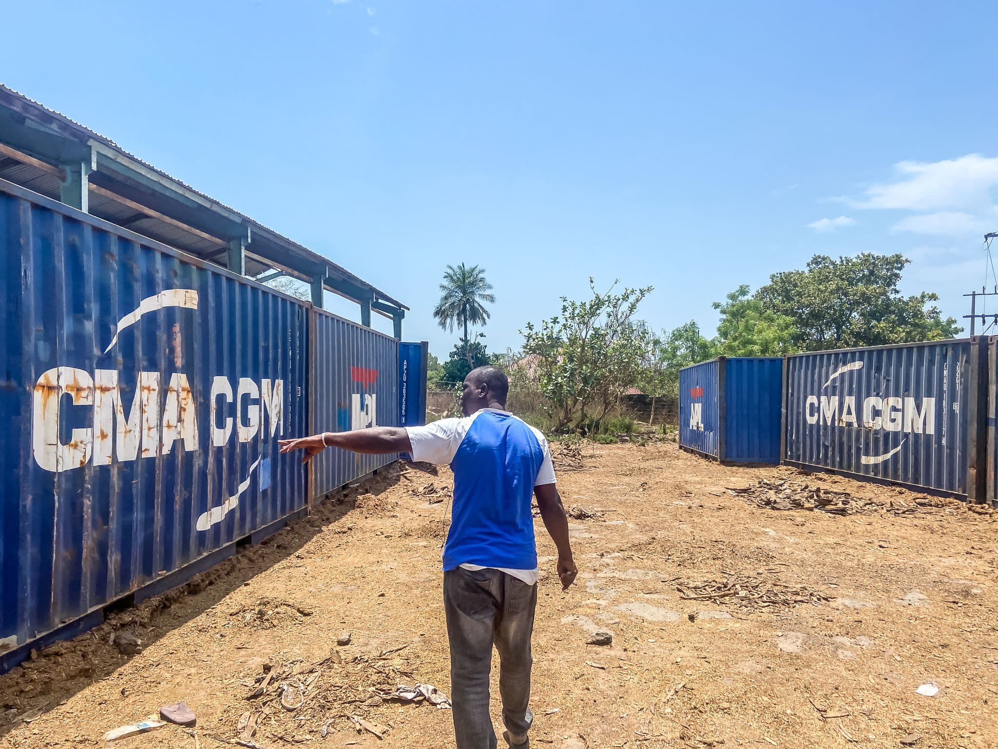 Lamin îmi arată containerele care urmează să fie încărcate cu lemn de palisandru. Foto: Andrei Popoviciu