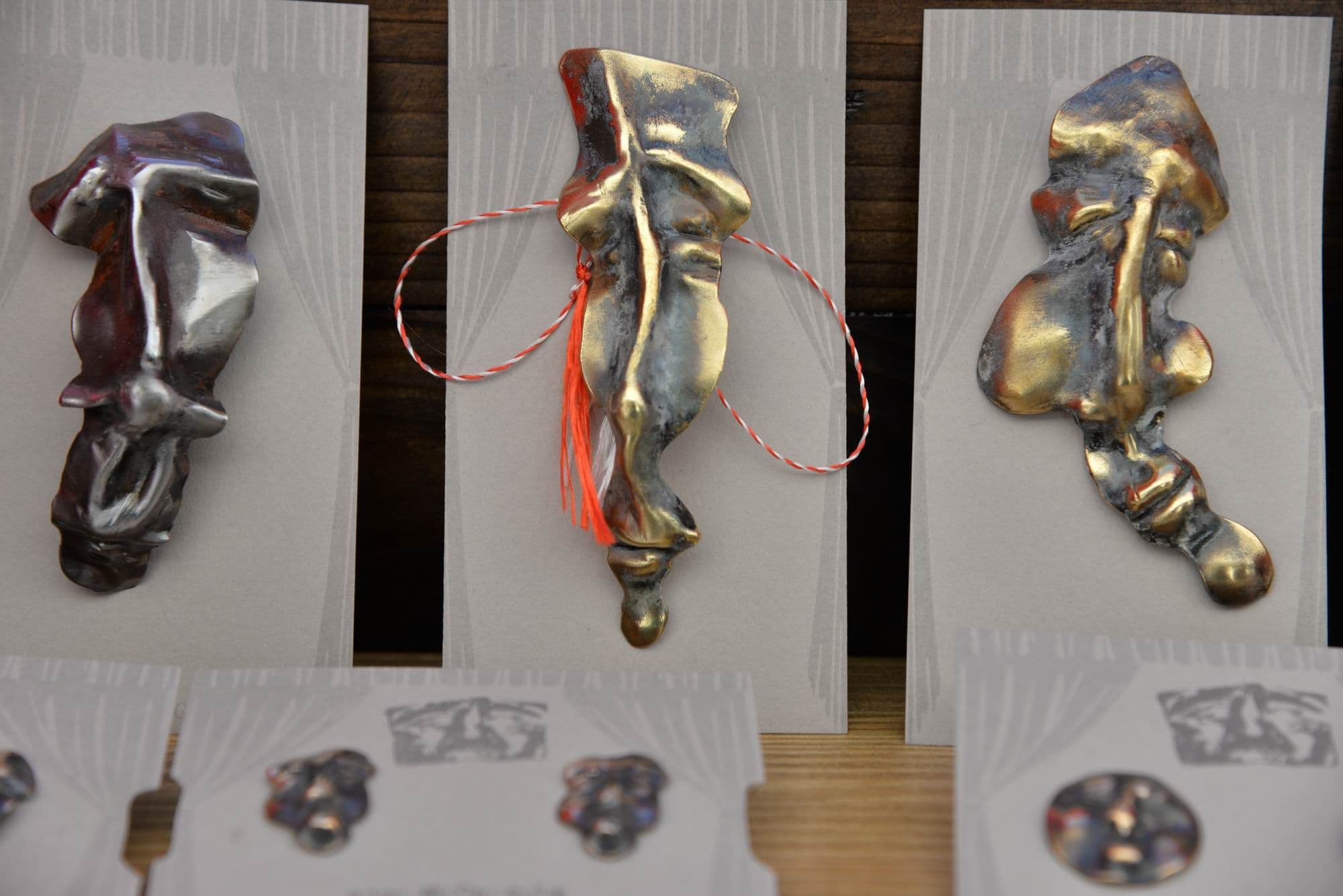 Mărțișoare sculptate în metal de Raul Georgescu expuse la Târgul Mărțișorului la Muzeul Țăranului Român. Foto Lucian Muntean