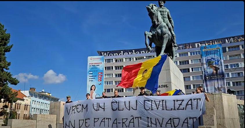 Protestul grupului Comunitatea Identitară, împotriva relocării, a strâns doar câteva persoane.