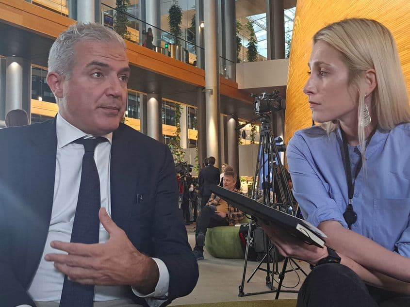 Eurodeputatul Marco Campomenosi, grupul ID din Parlamentul European, critică suprareglementarea de la nivelul UE, care ar ține la distanță posibilii investitori. Foto: Mălina Gîndu