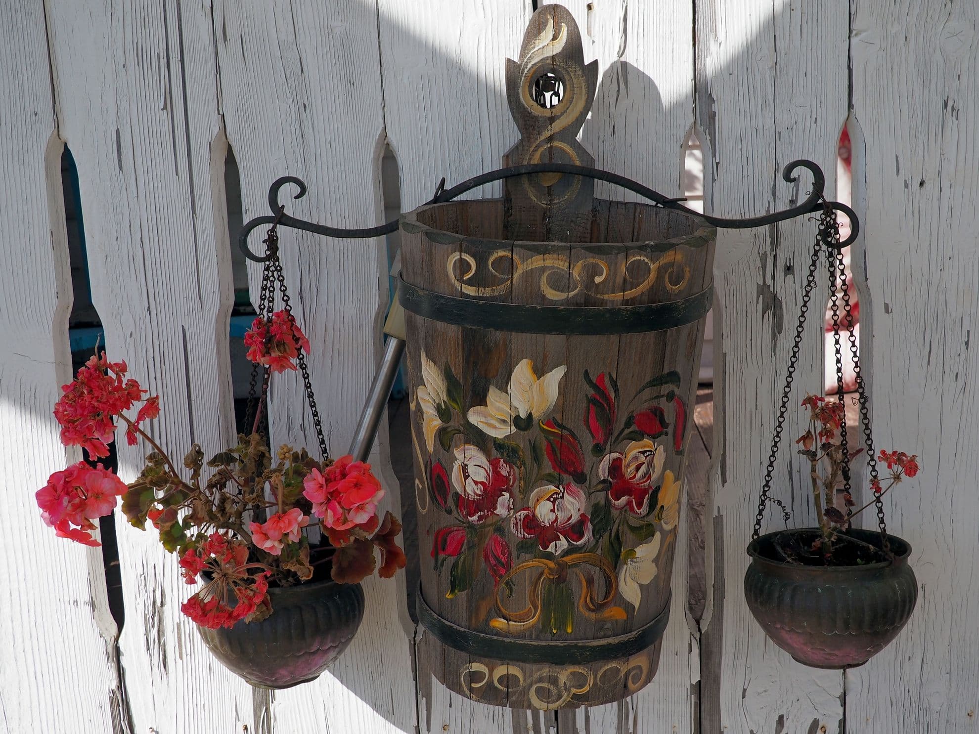 Detaliu la îndemână, de lângă o bere Suceava, pe terasa cabanei