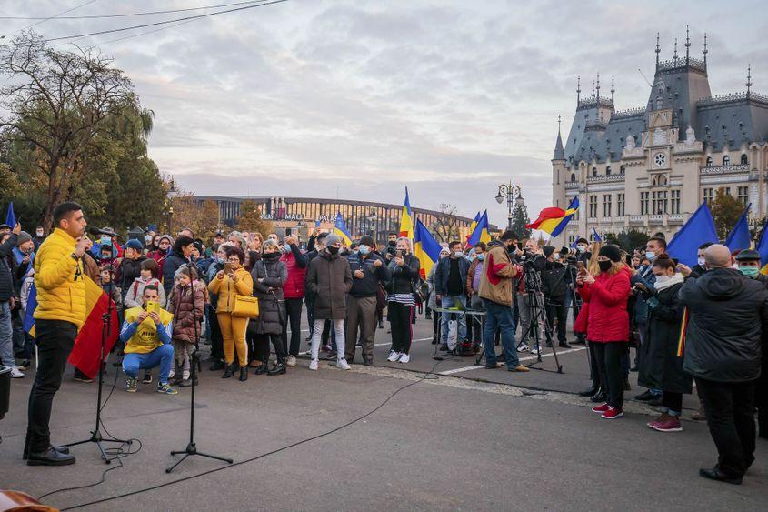 George Simion, copreședinte al Alianței pentru Unirea Românilor (AUR) participă la un protest pentru DREPTATE în fața Palatului Culturii din Iași, duminică 15 noiembrie 2020 Inquam Photos / Liviu Chirica