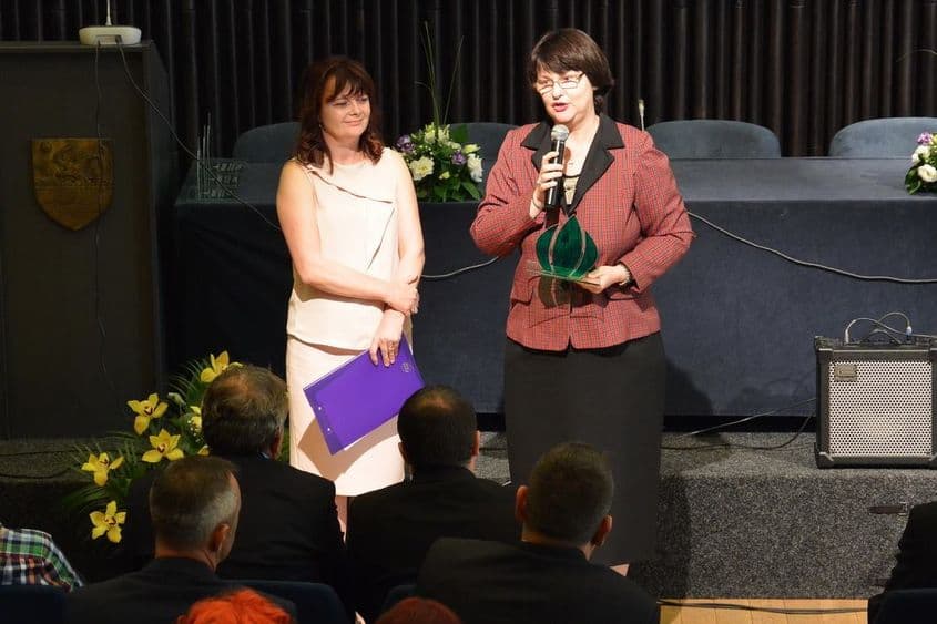 Laila Onu (foto, în dreapta) se numără printre primii creatori de ONG-uri din România care le oferă servicii sociale persoanelor cu dizabilități. Sursa foto: Facebook