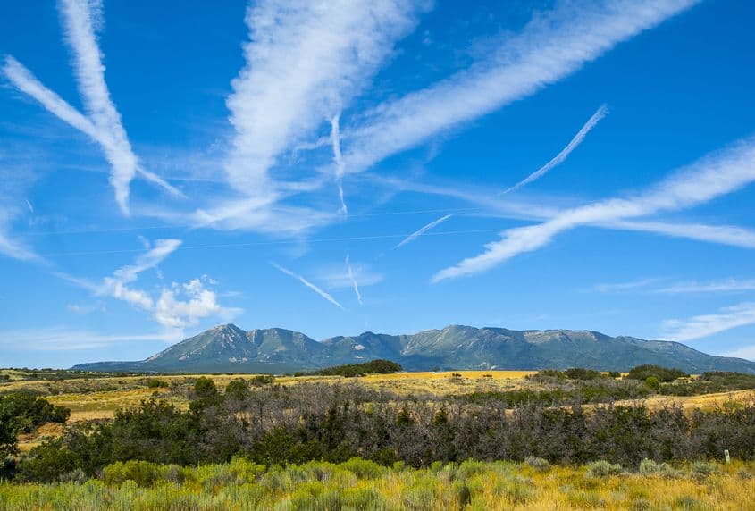 "Dacă vedeți o dâră de condensare, imaginați-vă că este mai aproape de gheață decât orice fel de altă substanță chimică în suspensie", explică, pentru PressOne, cercetătorul Cătălin Nae, președintele Institutului Național de Cercetare Aerospațială din România „Elie Carafoli" (INCAS). Foto © Jakub Wojtowicz | Dreamstime.com