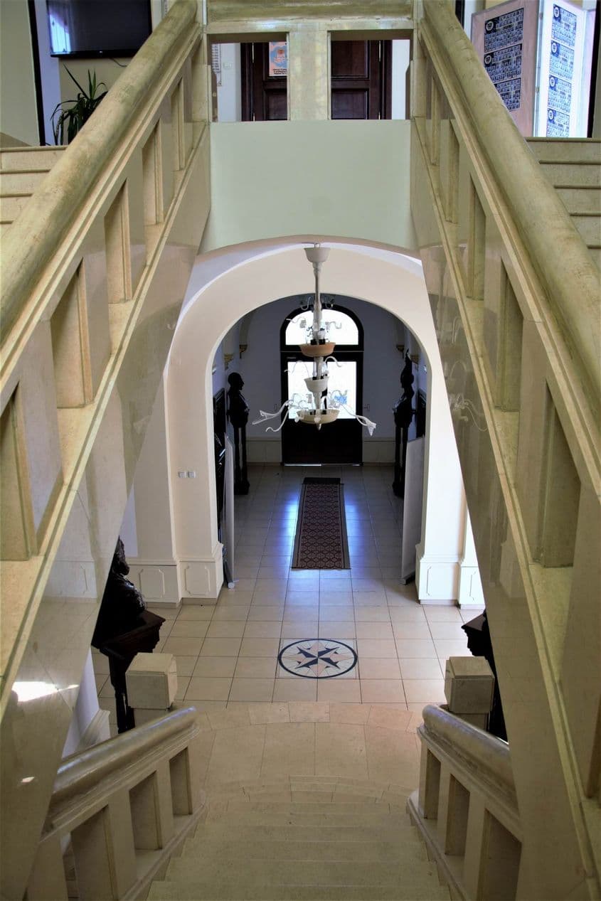 Pe scările monumentale ale Colegiului Hasdeu, discipolul a îngenuncheat în fața maestrului.