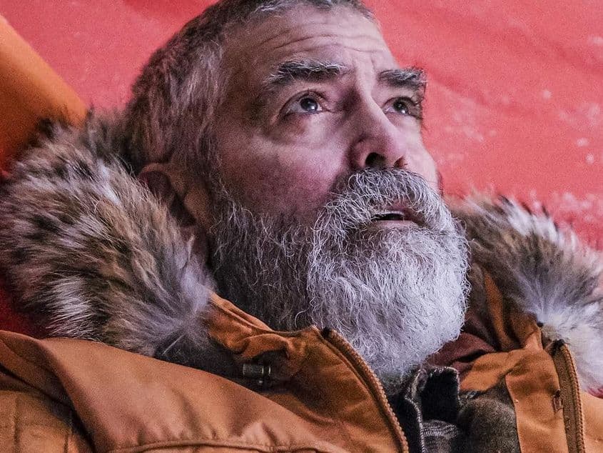 George Clooney pare pierdut sub cerul de la miezul nopții