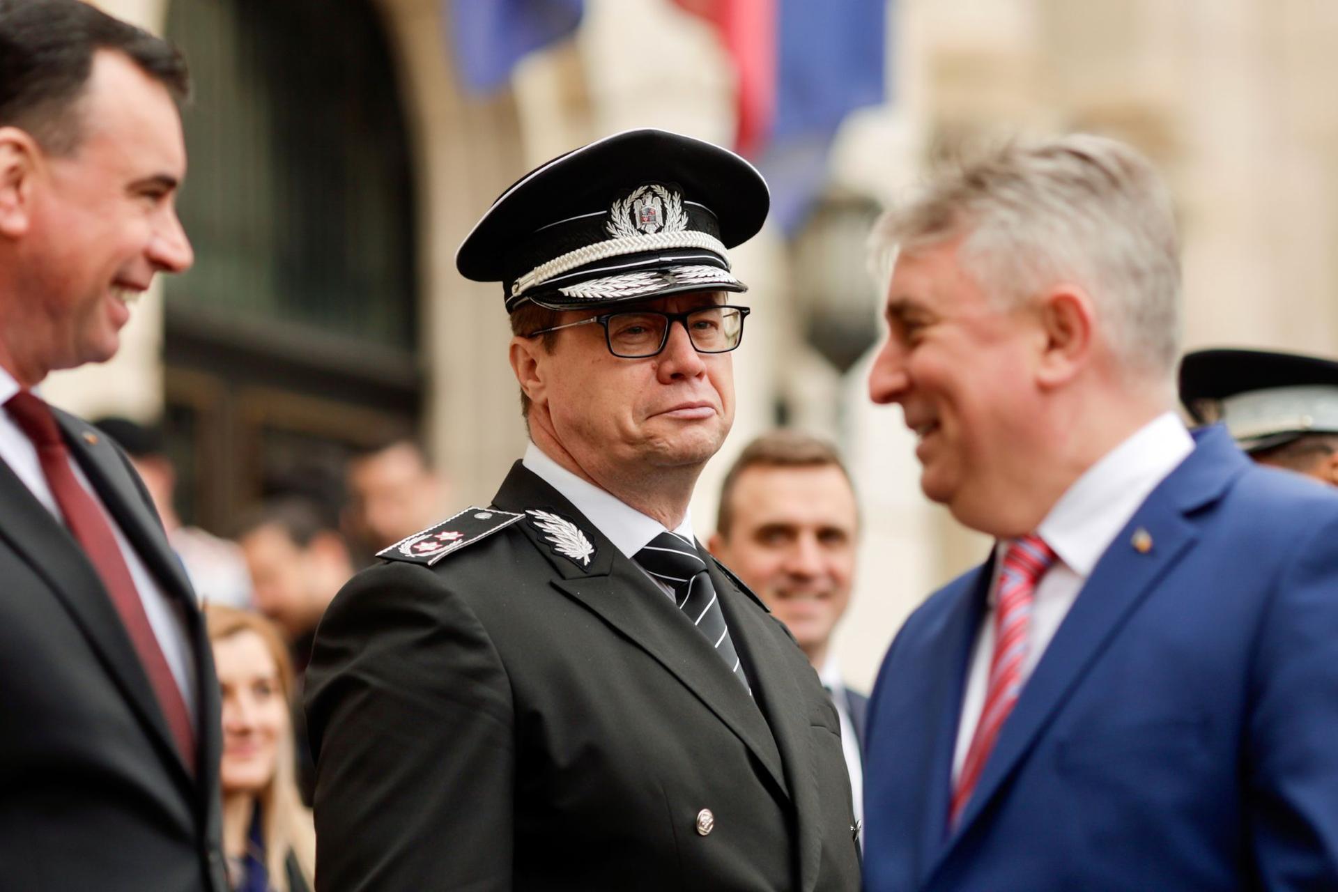 Quaestor Benone Matei was appointed head of the Romanian Police in May 2021 by Interior Minister Lucian Bode (right). On the left hand side of the image, Deputy Minister Bogdan Despescu. His plagiarism, revealed in 2020 by PressOne, has yet to be analyzed by the National Council for the Attestation of University Degrees, Diplomas, and Certificates (CNATDCU) to this day. PHOTO: GEORGE CĂLIN / Inquam Photos
