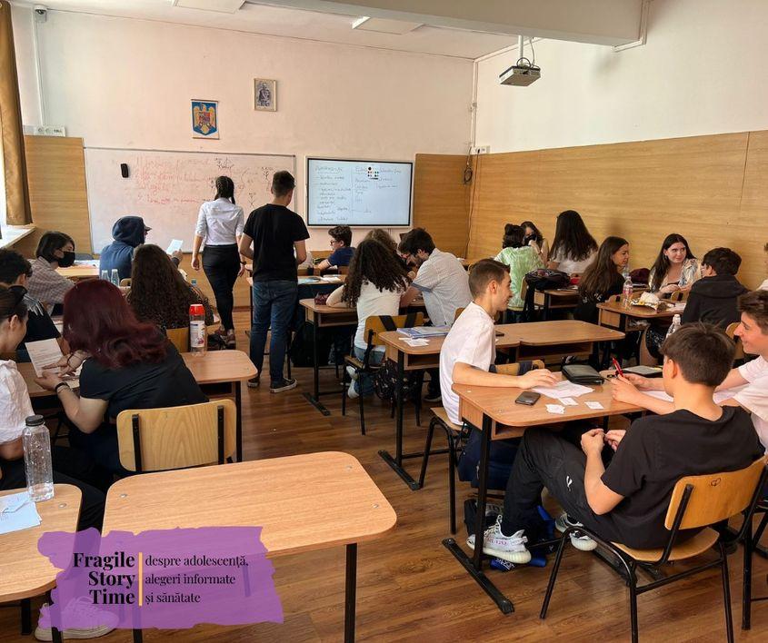 Activitatea educatorilor pregătiți de Tineri pentru Tineri la clasă. Foto: Facebook