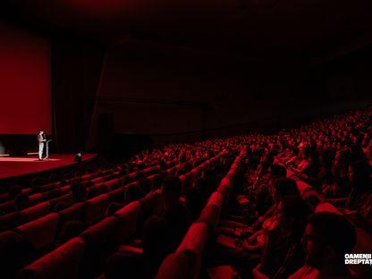 Spectacolul „Oamenii Dreptății” aduce în fața publicului povești despre curaj, implicare și ce, în cele din urmă, înseamnă dreptatea pentru fiecare. Foto: Altcumva