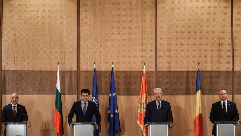 Prim-ministrul Macedoniei de Nord, Dimitar Kovacevski (L), prim-ministrul Bulgariei, Kiril Petkov (2L), prim-ministrul Muntenegrului, Zadravko Krivokapic și prim-ministrul României, Nicolae Ciucă (R) în cadrul unei conferințe de presă a liderilor NATO din Europa de Sud Est în Sofia, Bulgaria pe 28 martie, 2022, care s-a concentrat pe impactul războiului din Ucraina asupra întregii regiuni. Foto: Borislav Troshev - Anadolu Agency
