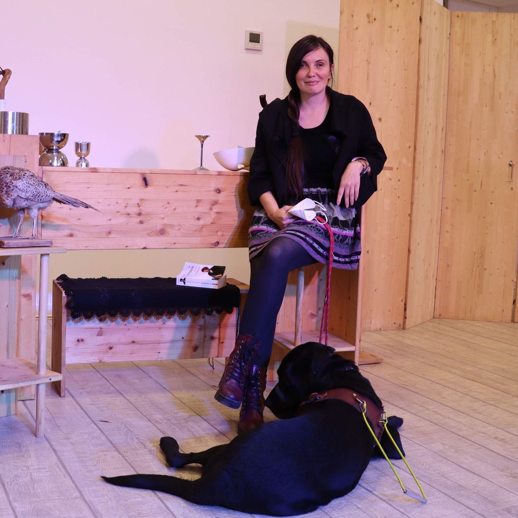 Simona Smultea și Chilli, câinele ei ghid. Sursa: arhiva personală