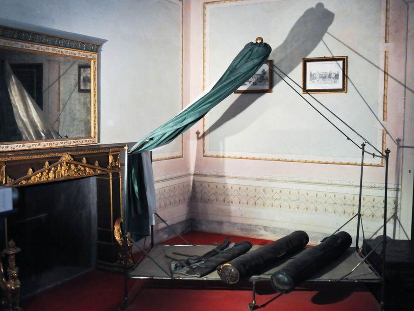 Patul de campanie al lui Napoleon, una dintre puținele piese păstrate intacte în Villa dei Mulini. Fotografii: Lucian Muntean