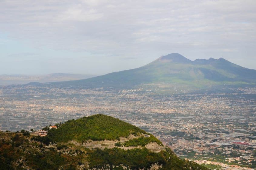 Aria metropolitană Napoli și vulcanul Vezuviu, vedere dinspre sud. Foto: Lucian Muntean