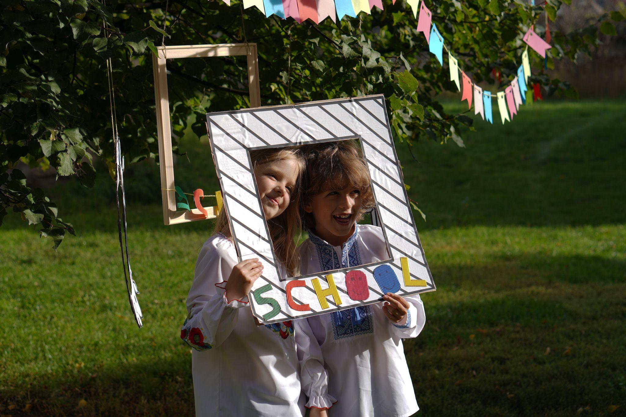 Doi elevi stau pentru o fotografie în prima zi de școală, în Sibiu, pe 1 octombrie 2022. Foto: Andreea Câmpeanu