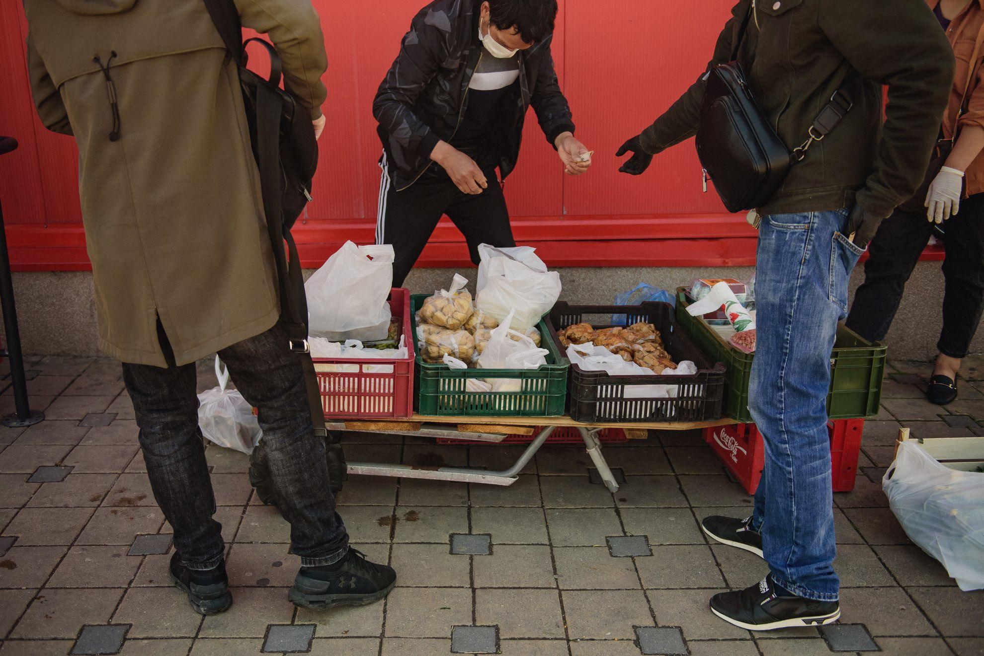 Dragonul Roșu e de dimensiunile unui mic orășel, iar comercianții vând produse diverse - de la haine la produse alimentare - atât înăuntru, cât și afară.