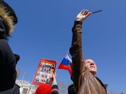 Rusia: 7 ani de închisoare pentru o tânără care a lipit mesaje anti-război într-un magazin. Sute de femei, persecutate politic în țara lui Putin