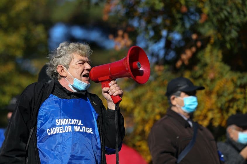 Mircea Dogaru, împreună cu alți membri ai Sindicatului Cadrelor Militare Disponibilizate, protestează în fața Ministerului Afacerilor Interne, în București, miercuri, 4 noiembrie 2020. Inquam Photos / Sabin Cirstoveanu