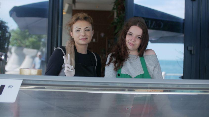 Diana și Alexia, două tinere care vând înghețată pe faleza Constanței. Foto: Oana Moisil / PressOne