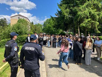 Studenții din Cluj au plecat în marș către secțiile de votare, pentru a încuraja participarea la urne