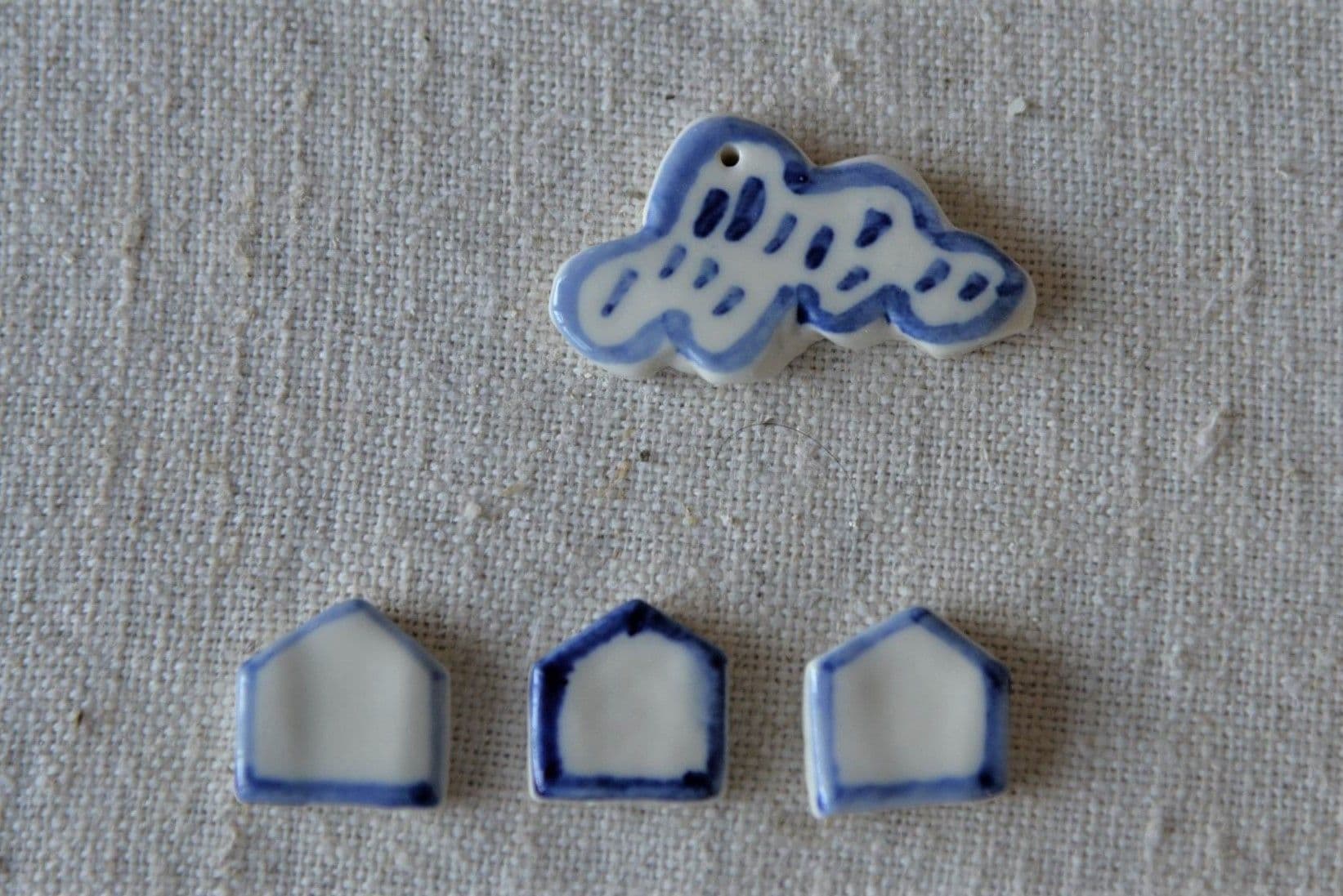 Mărțișoare din porțelan create de artistul ceramist Marius Stanciu. Foto Lucian Muntean